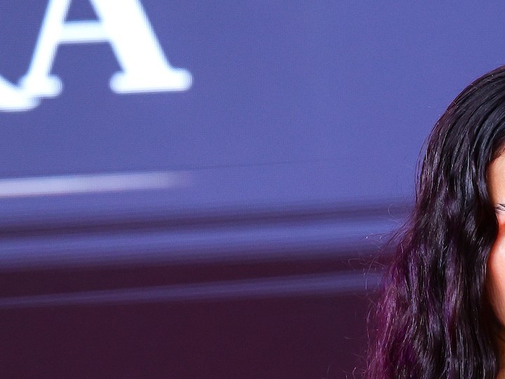 Rosalía destacó con un llamativo peinado en la Semana de la Moda en París.