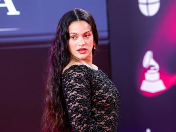 Rosalía destacó con un llamativo peinado en la Semana de la Moda en París.