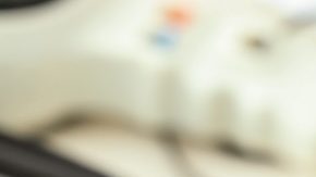 Mujer guarda sus cosméticos en una bolsa de viaje de plástico transparente.