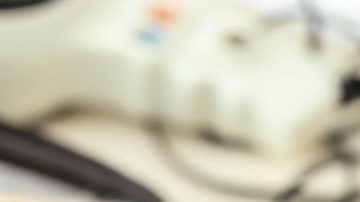 Mujer guarda sus cosméticos en una bolsa de viaje de plástico transparente.