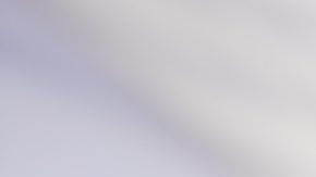 Selena Gomez promociona su nueva canción posando topless desde una bañera en París