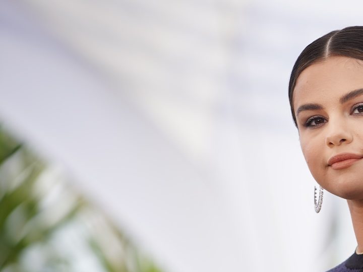 Selena Gomez promociona su nueva canción posando topless desde una bañera en París