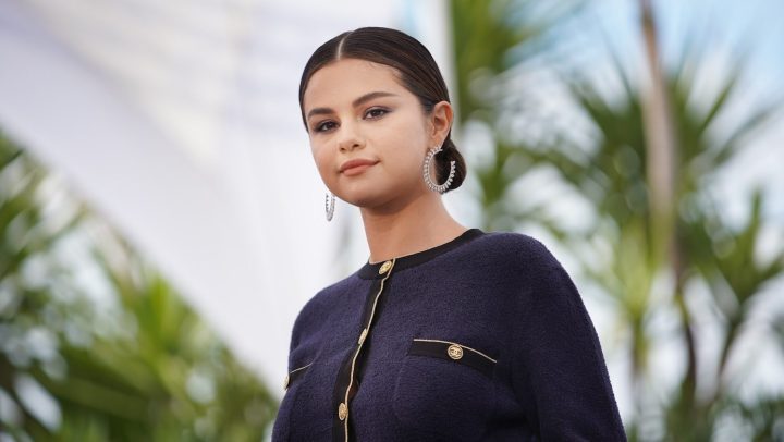 Selena Gomez promociona su nueva canción posando topless desde una bañera en París