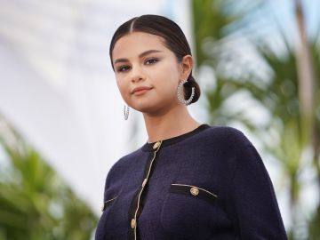 Selena Gomez promociona su nueva canción posando topless desde una bañera en París