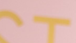 Mujer se toma una selfie frente al cartel de Stitch Lab.