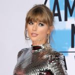 Taylor Swift posa en la alfombra roja de los American Music Awards 2018.