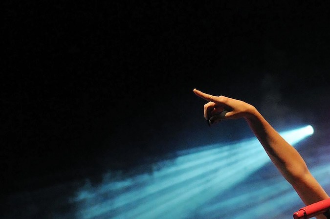 Taylor Swift, novia de Travis Kelce, cantando en el escenario en Río de Janeiro, Brasil