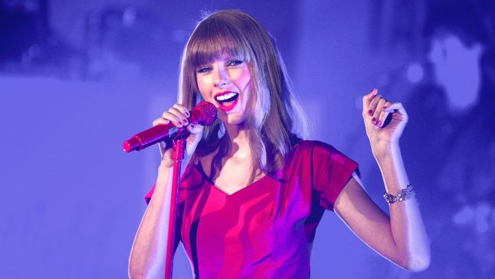 Taylor Swift canta en el Christmas Lights en Westfield Shepherd's Bush, Londres.
