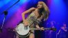 Taylor Swift tropieza y casi cae de las escaleras del escenario en uno de sus concierto en Tokio