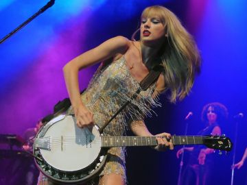 Taylor Swift tropieza y casi cae de las escaleras del escenario en uno de sus concierto en Tokio
