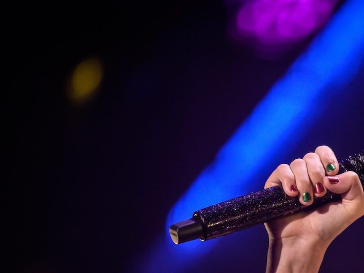 Taylor Swift cantando en el escenario del Z100 Jingle Ball en Madison Square Garden en 2019.