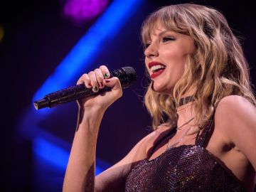 Taylor Swift cantando en el escenario del Z100 Jingle Ball en Madison Square Garden en 2019.