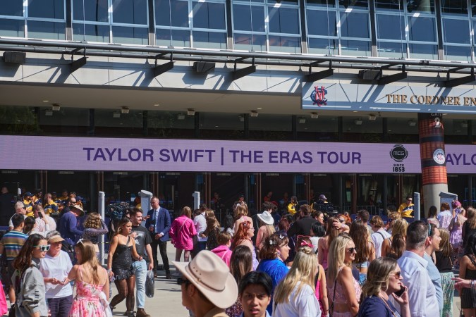 Público entrando al concierto de Taylor Swift en Melbourne, Victoria, Australia, el 16 de febrero de 2024.