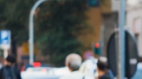 Dos mujeres con vestidos blancos llegando al desfile de Trussardi en Milan Fashion Week 2018.