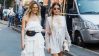 Dos mujeres con vestidos blancos llegando al desfile de Trussardi en Milan Fashion Week 2018.