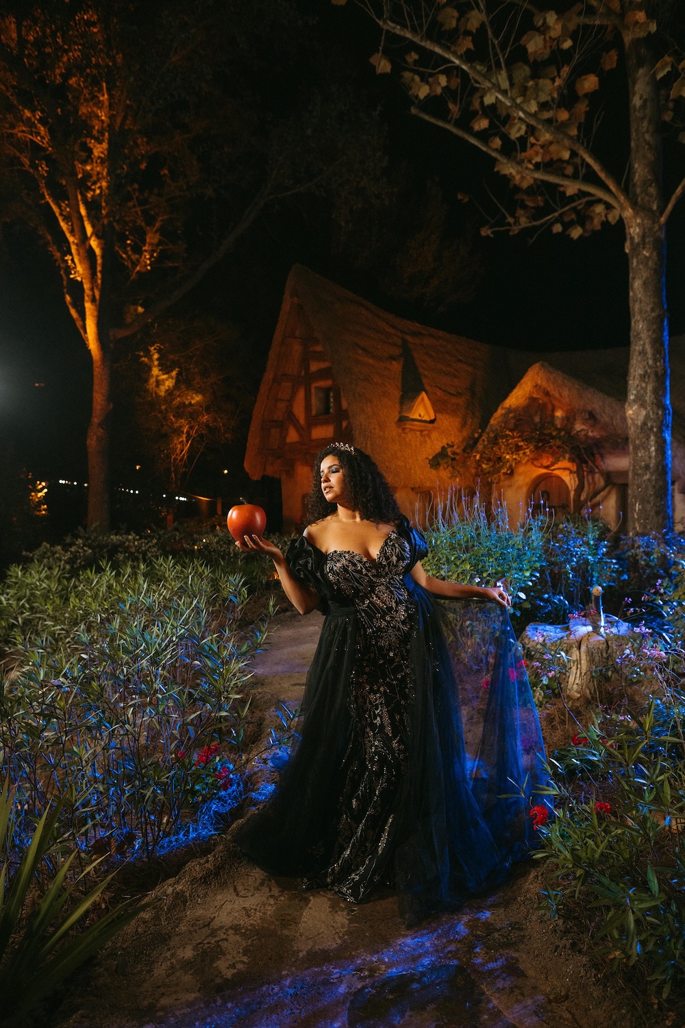 Vestido de novia inspirado en La Reina Malvada, de la colección 'Fairy Tale Weddings' de Disney con Allure Bridals.