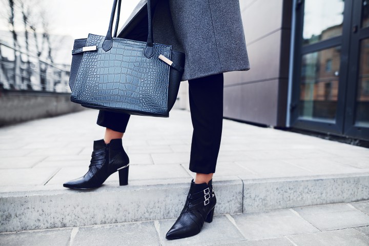 Mejora el cuidado de tus zapatos de cuero negro al usar los pasos adecuados para limpiarlos.