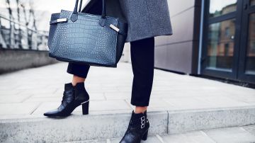 Mejora el cuidado de tus zapatos de cuero negro al usar los pasos adecuados para limpiarlos.