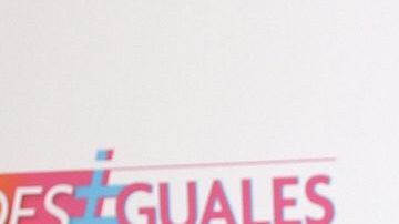 Adamari López destaca en un evento de concientización sobre el cáncer de mama.