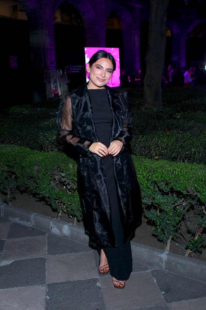 Ana Brenda Contreras viste en un completo look de negro.