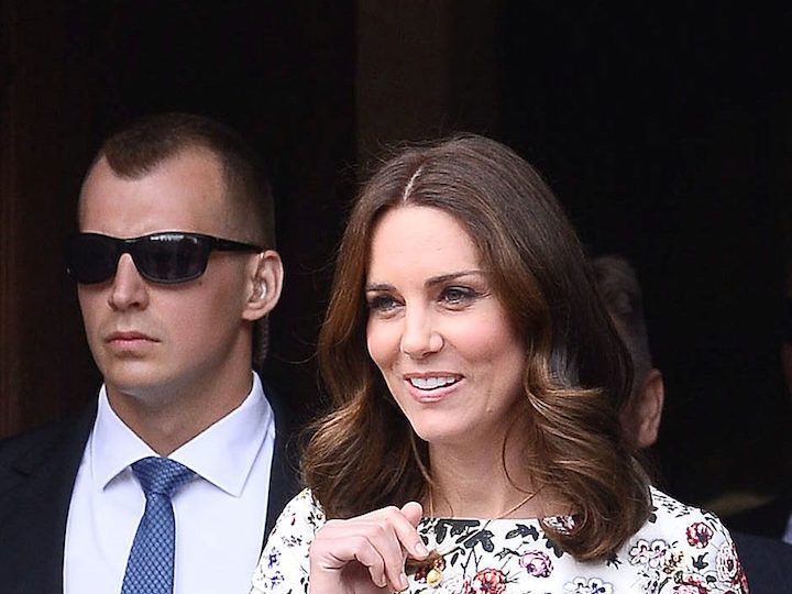 Kate Middleton y el príncipe William saludan durante su visita a Polonia el 18 de julio de 2017.