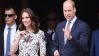 Kate Middleton y el príncipe William saludan durante su visita a Polonia el 18 de julio de 2017.