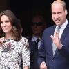 Kate Middleton y el príncipe William saludan durante su visita a Polonia el 18 de julio de 2017.