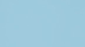 Manos femeninas con diferentes esponjas de maquillaje sobre fondo azul.