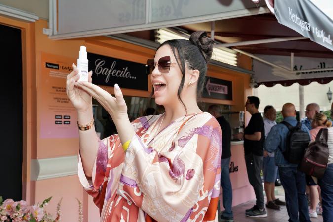 Los protectores solares y el café gratis formaron parte de la nueva actividad de Neutrogena.