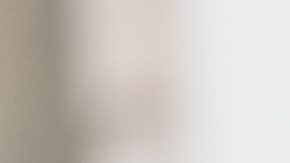 Mujer de perfil muestra pasadores originales en su cabello.