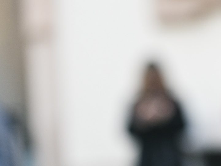 Mujer de perfil muestra pasadores originales en su cabello.