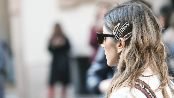 Mujer de perfil muestra pasadores originales en su cabello.