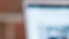 Smartphone con logo de Amazon en pantalla, carrito de compras y laptop por su Big Spring Sale 2024.