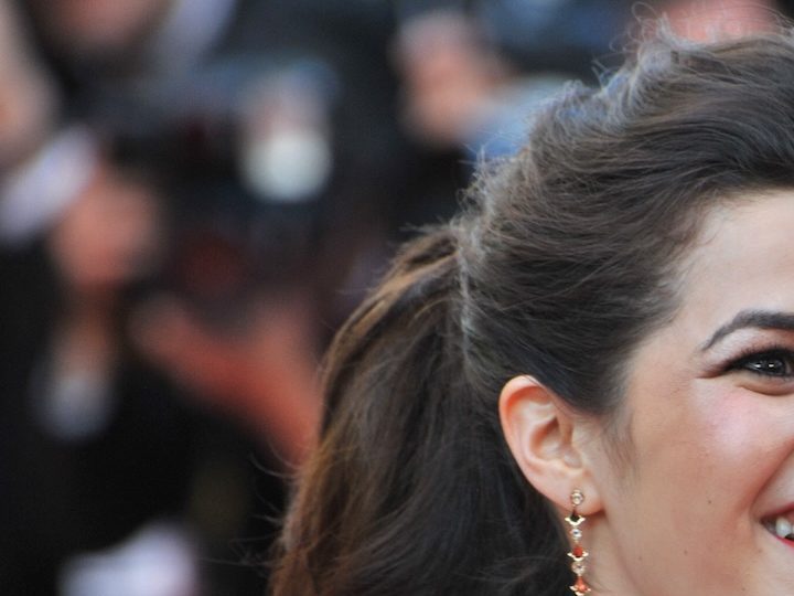 America Ferrera posa en la alfombra roja de la premier de "How To Train Your Dragon 2" en Cannes el 16 de mayo de 2014.