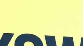 Anne Hathaway luce 10 años más joven con su look para el estreno de "The idea of you".