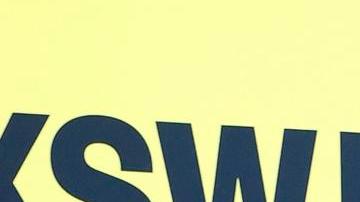 Anne Hathaway luce 10 años más joven con su look para el estreno de "The idea of you".