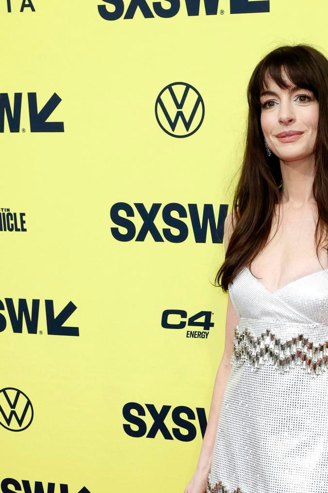 Anne Hathaway luce un mini vestido en tendencia.