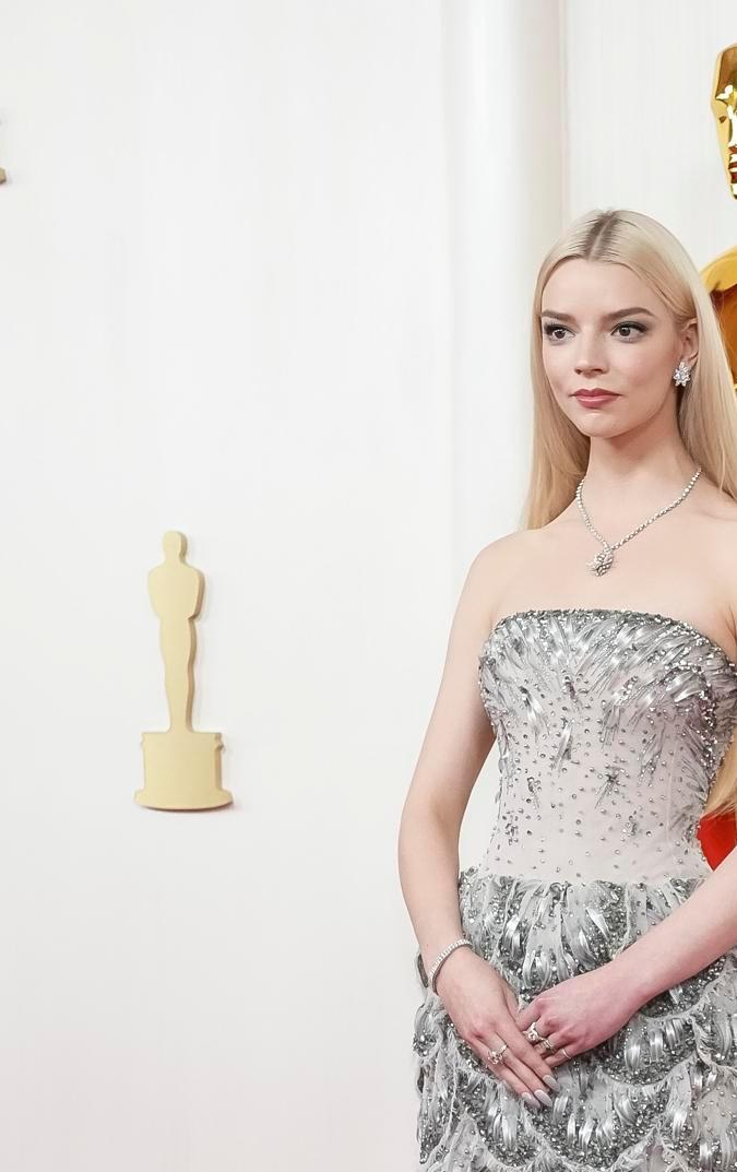 Anya Taylor en la alfombra roja de los Premios Oscar 2024.