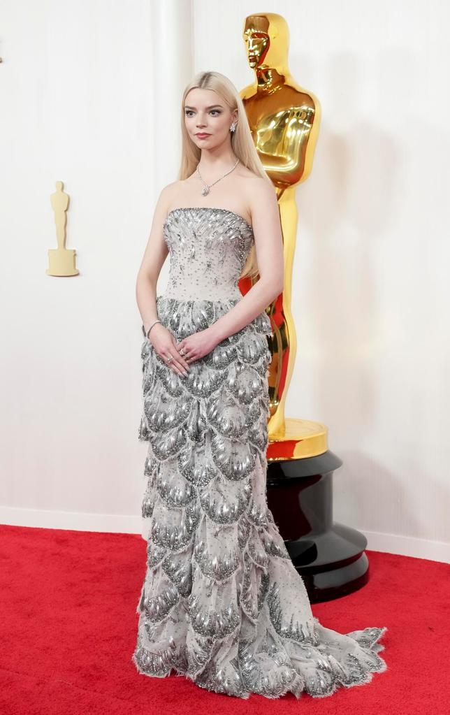 Anya Taylor en la alfombra roja de los Premios Oscar 2024.