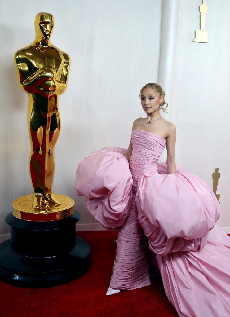 Ariana Grande en la alfombra roja de los Premios Oscar 2024.