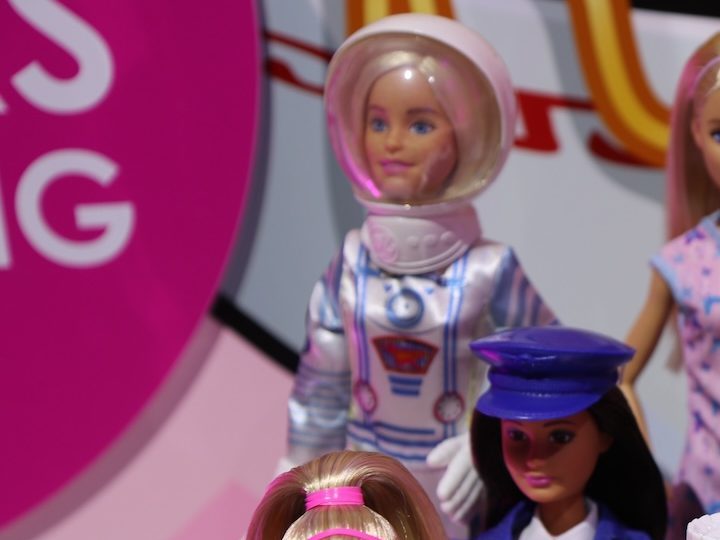 Colección de Barbies multiraciales y con diferentes ocupaciones que muestran la diversidad de intereses de niñas y mujeres.
