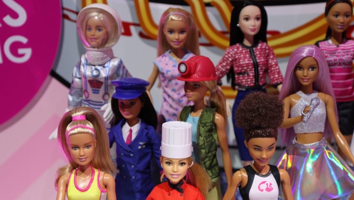 Colección de Barbies multiraciales y con diferentes ocupaciones que muestran la diversidad de intereses de niñas y mujeres.