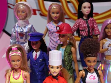 Colección de Barbies multiraciales y con diferentes ocupaciones que muestran la diversidad de intereses de niñas y mujeres.