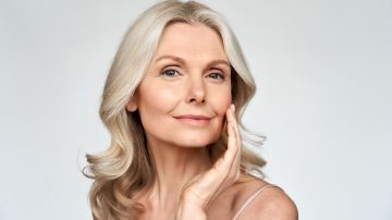 Mejora el maquillaje de pieles maduras de 50 años al usar bases adecuadas.