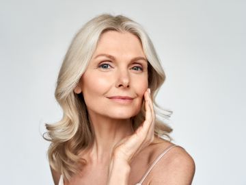 Mejora el maquillaje de pieles maduras de 50 años al usar bases adecuadas.