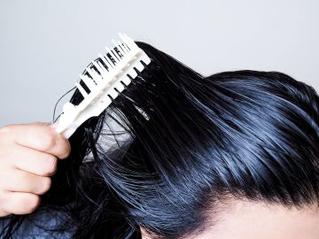 Evita que tu cabello graso se ensucie con facilidad al tener una rutina adecuada de cuidado.