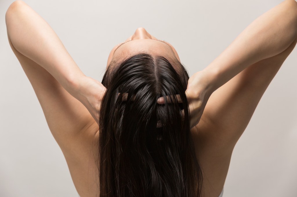 Exfolia tu cuero cabelludo graso para estimular la circulación sanguínea.