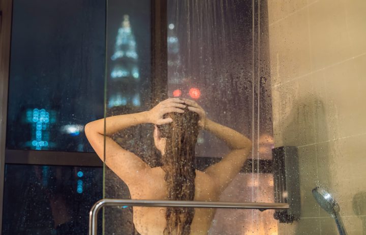 Mejora el cuidado de tu cabello en la noche con los productos adecuados.
