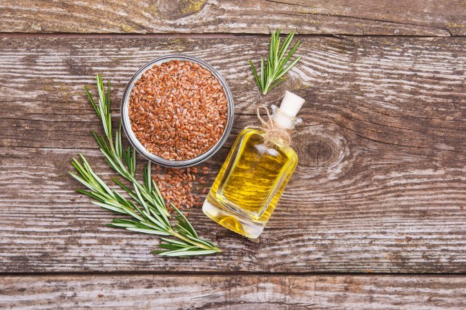 El romero y la linaza se convertirá en el complemento ideal para cuidar tus cejas y pestañas.