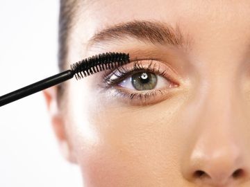 Luce pestañas y cejas largas al incluir un tratamiento natural en tu rutina.